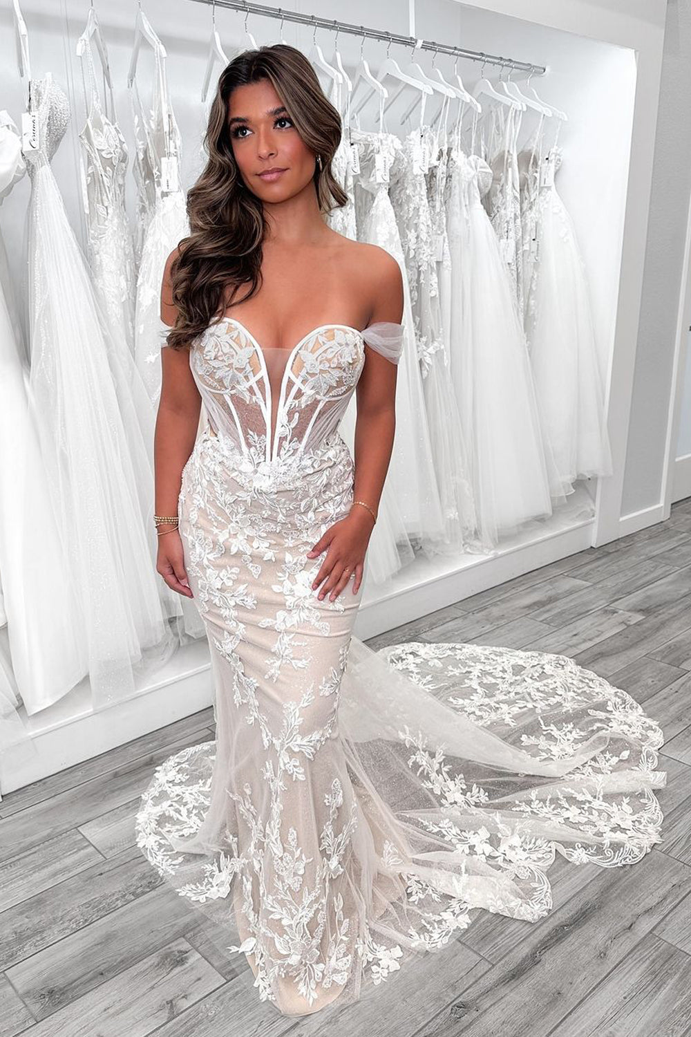 Elegant Mermaid White Lace Bridal Gown with V-Neckline and Appliques