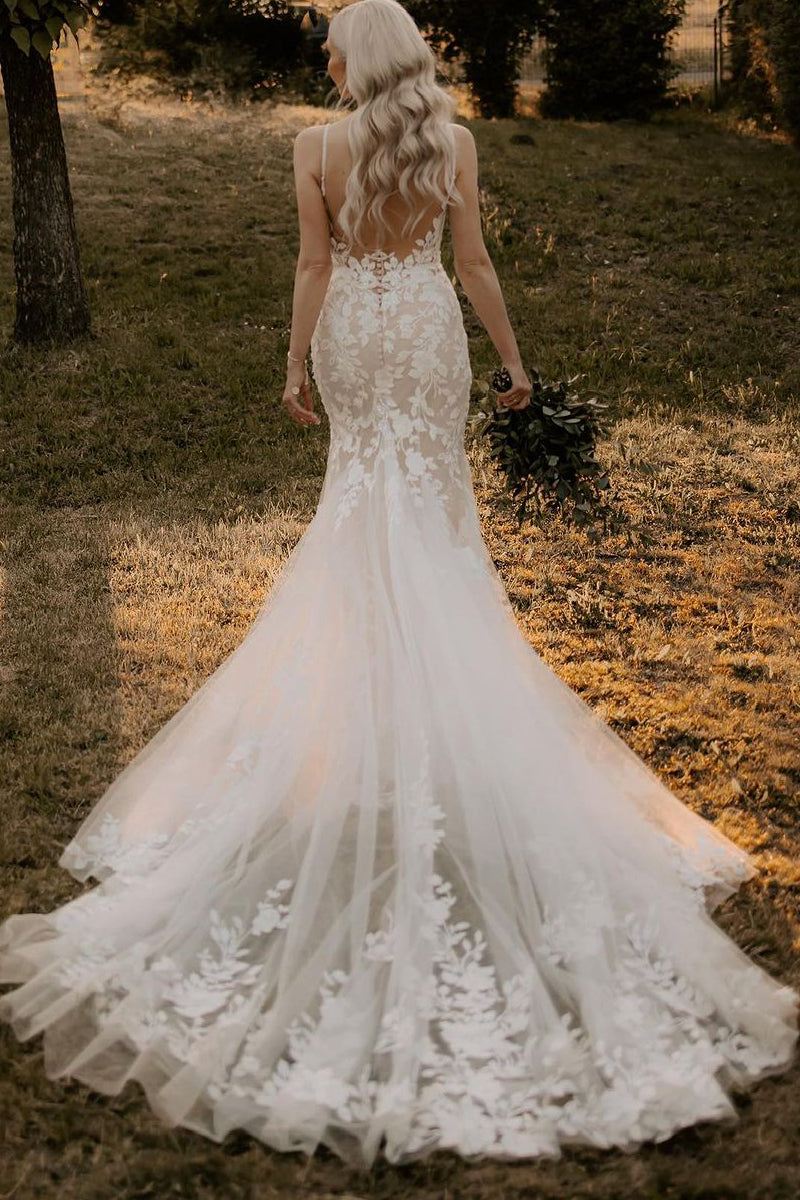 Charming Mermaid V-Neck Tulle Wedding Dress with Appliqué Detail