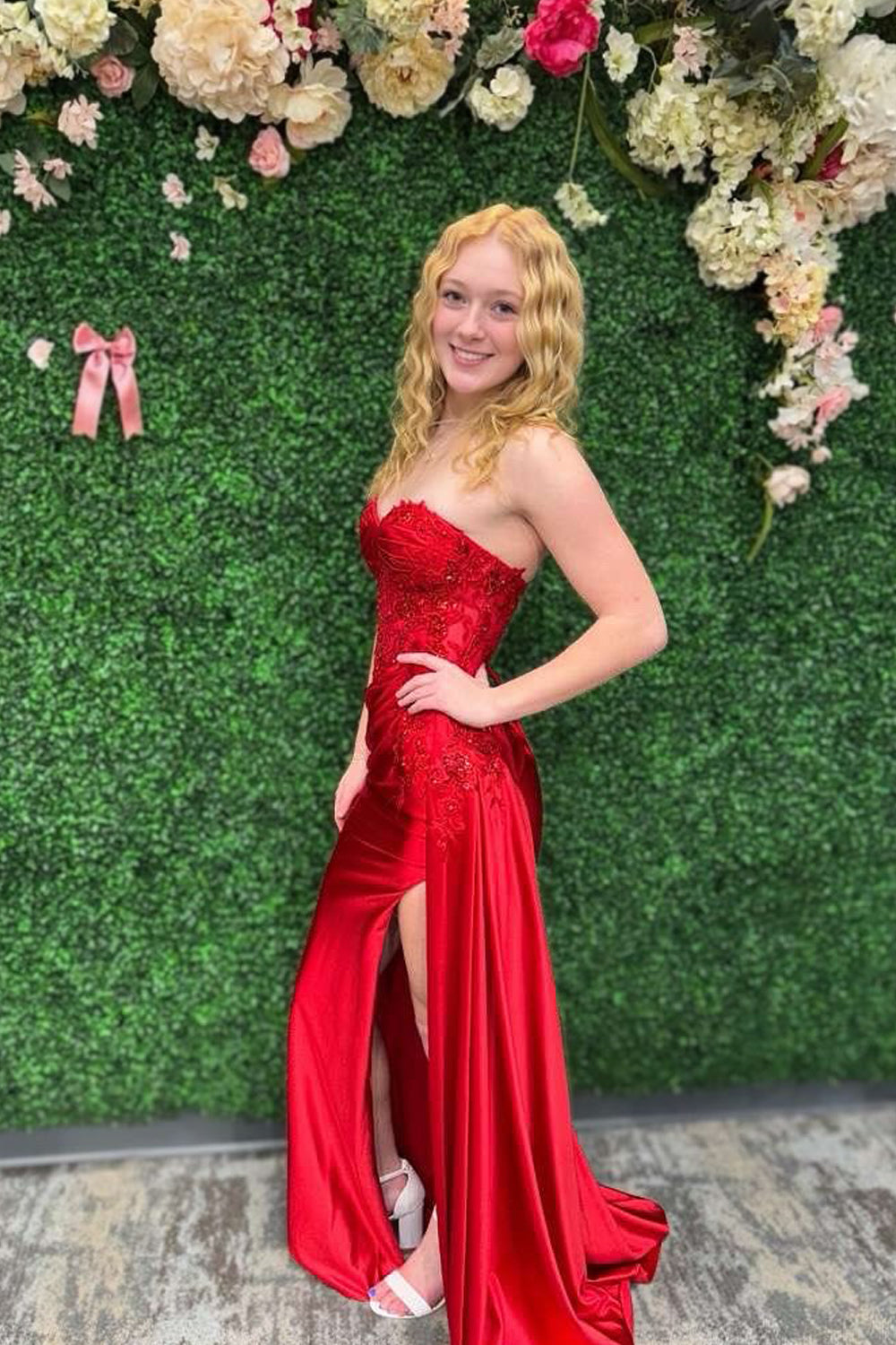 Elegant Mermaid Red Satin Prom Dress with Sweetheart Neckline and Appliques