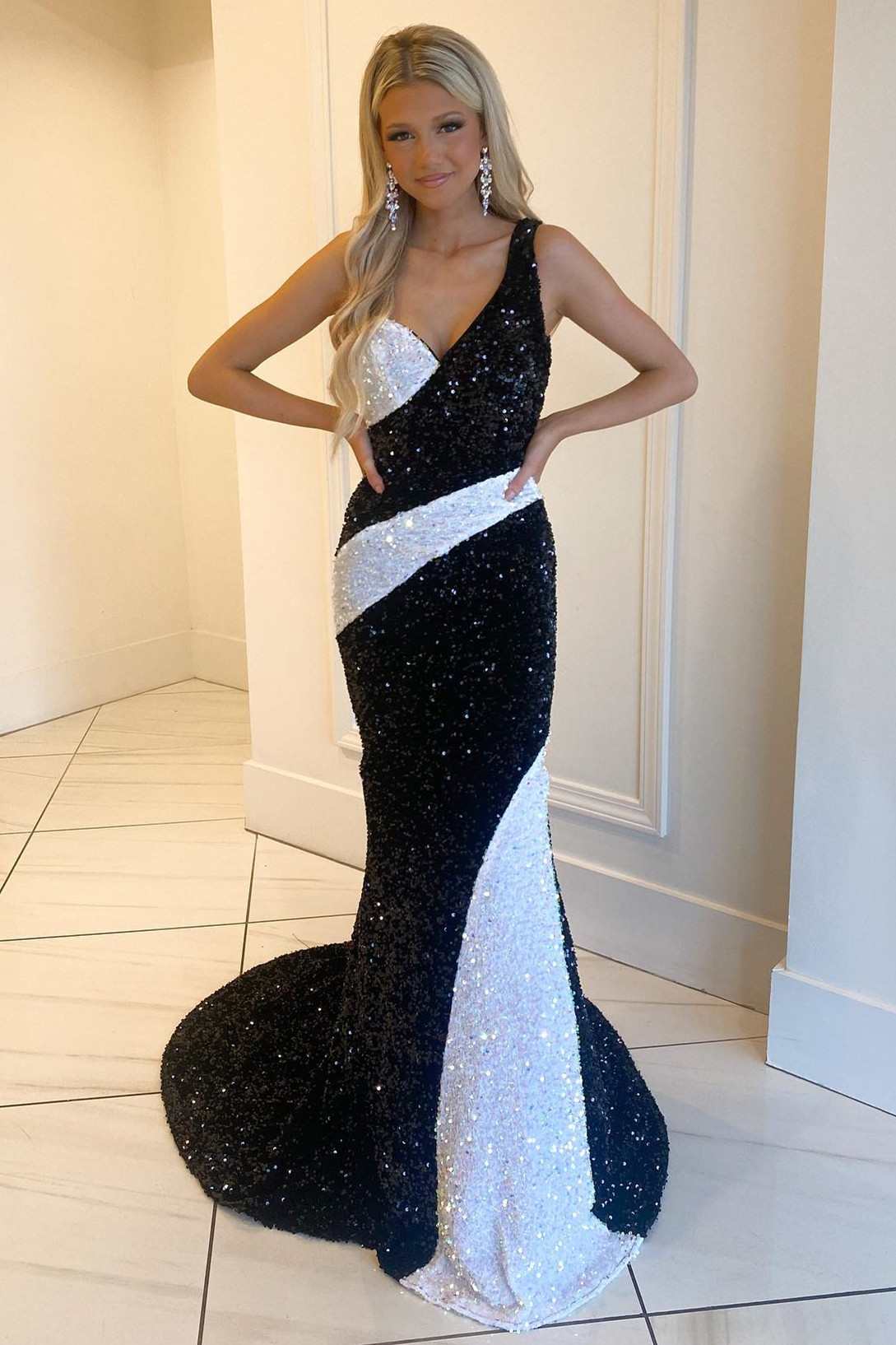 Elegant Black and White Sequin One-Shoulder Mermaid Prom Gown