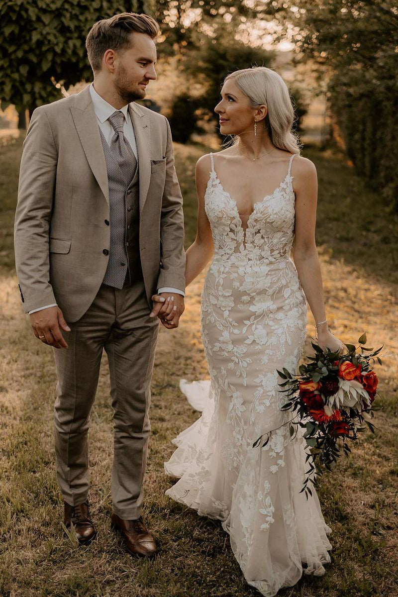 Charming Mermaid V-Neck Tulle Wedding Dress with Appliqué Detail