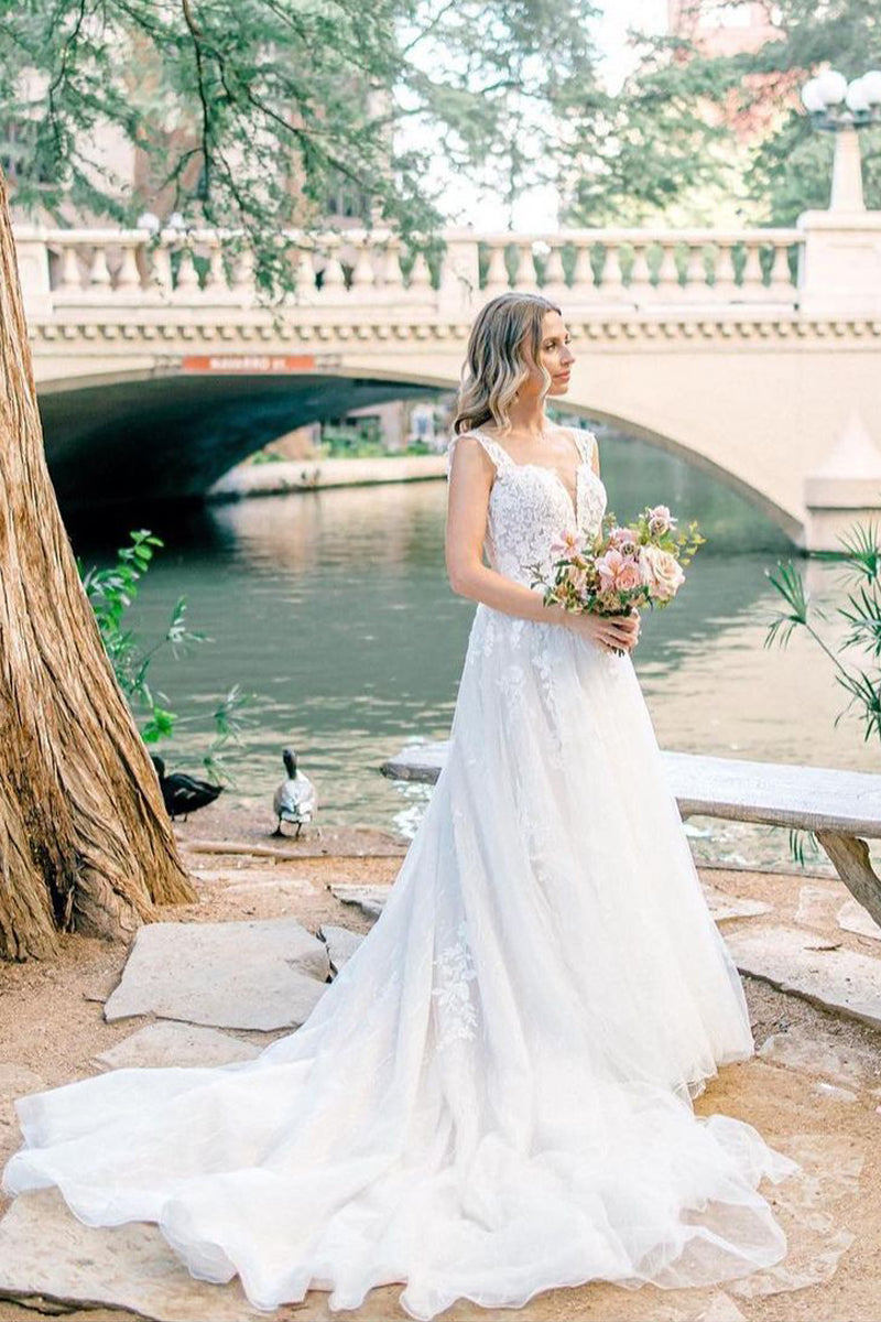 Vintage A-Line Wedding Dress with Spaghetti Straps and Tulle Appliques