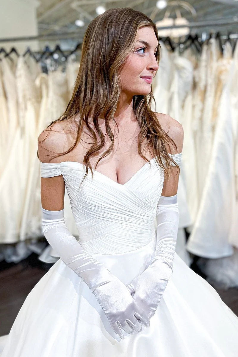 Elegant Vintage Off-the-Shoulder Bridal Ball Gown for a Timeless Wedding Look