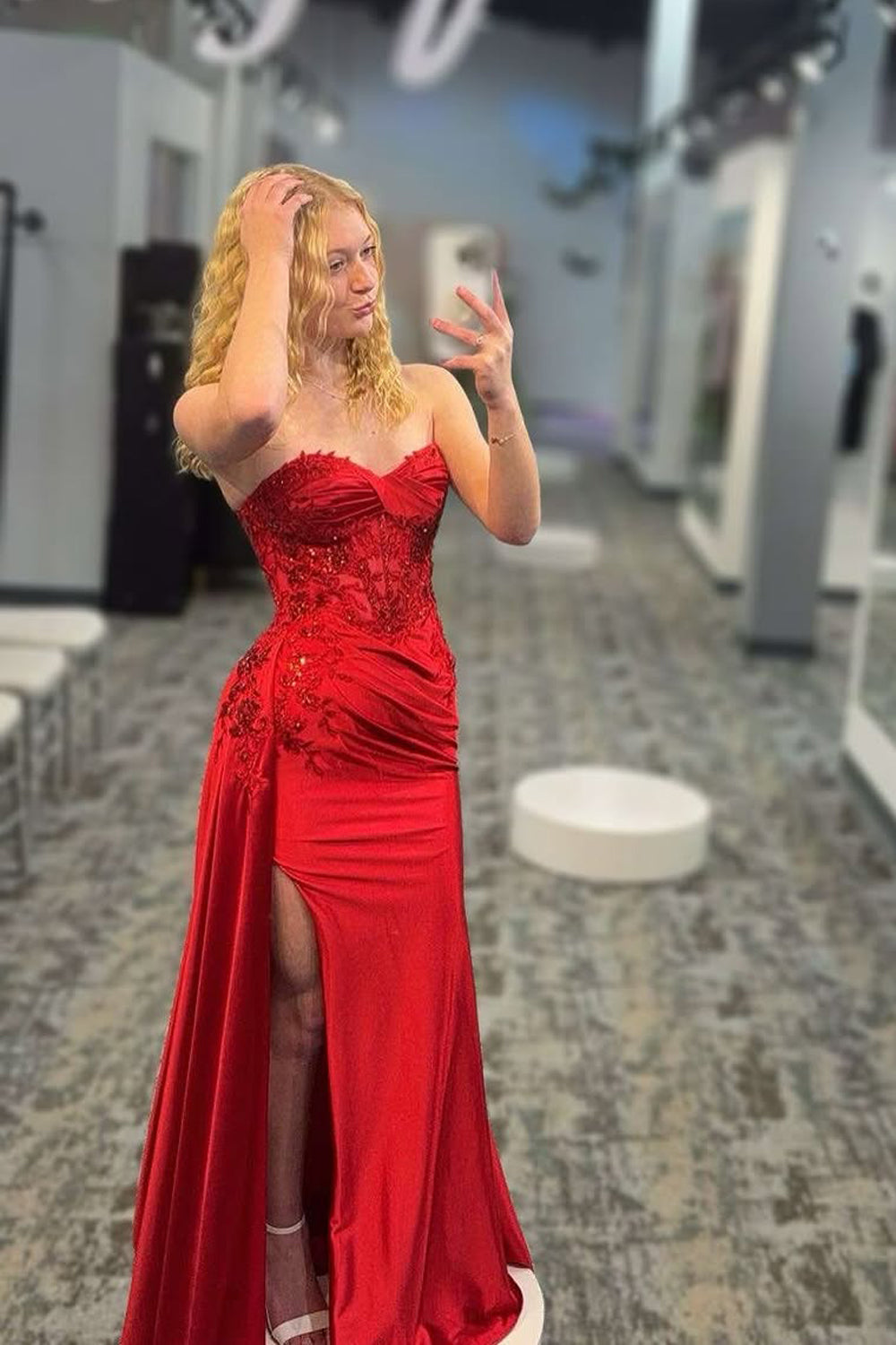 Elegant Mermaid Red Satin Prom Dress with Sweetheart Neckline and Appliques