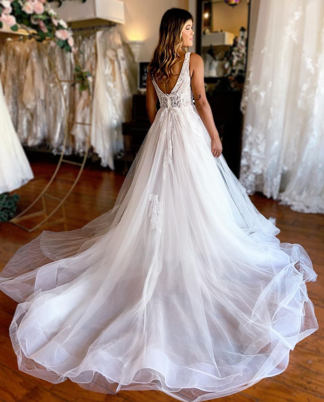 Charming Ball Gown V Neck Tulle Wedding Dresses with Appliques LD062802