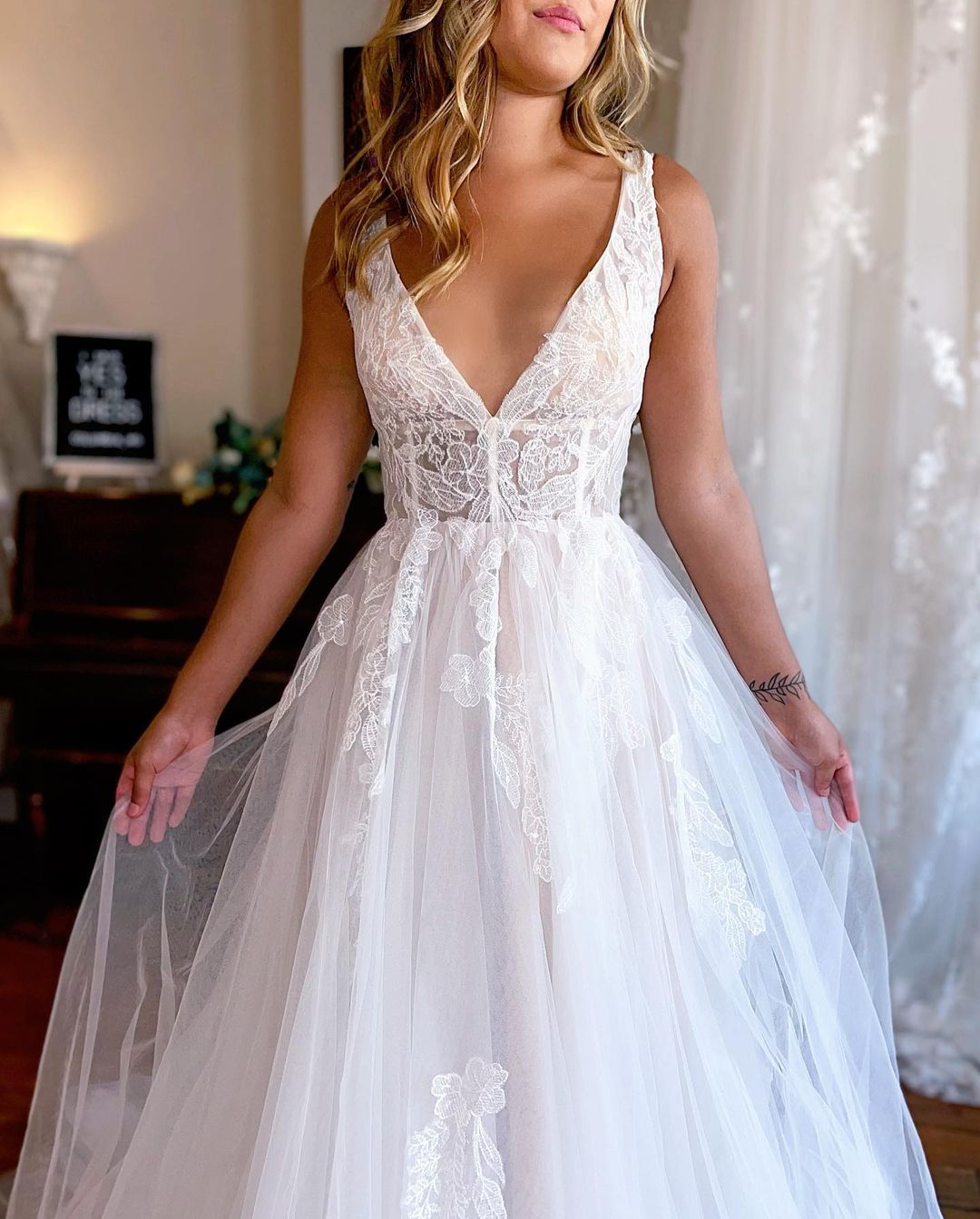 Charming Ball Gown V Neck Tulle Wedding Dresses with Appliques LD062802