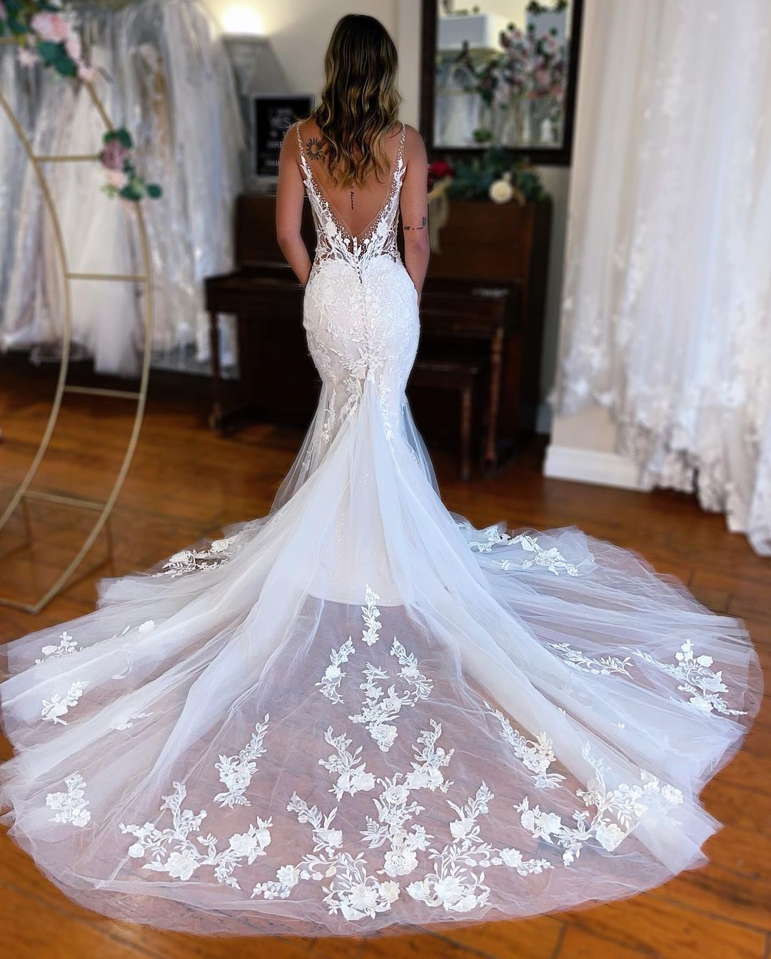 Elegant Mermaid V Neck Lace Wedding Dresses with Appliques LD062521