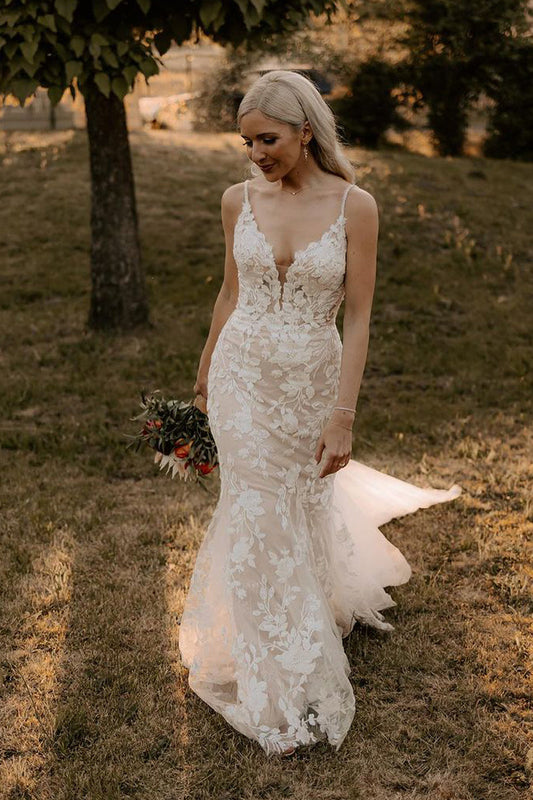 Charming Mermaid V-Neck Tulle Wedding Dress with Appliqué Detail