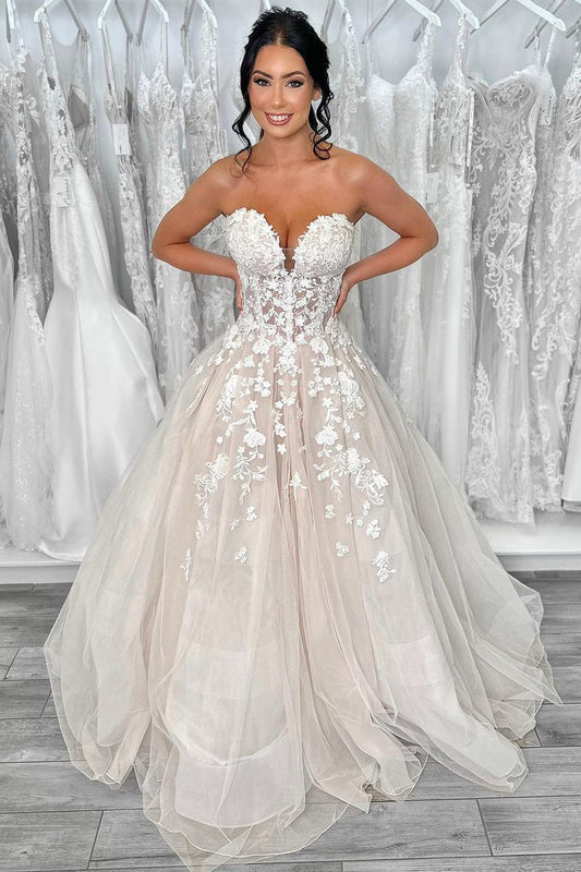 Ball Gown Sweetheart Neckline Tulle Wedding Dress with Appliques