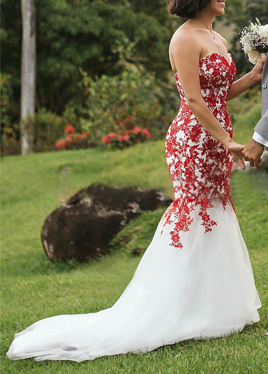 Sweetheart Sleeveless Mermaid Wedding Dress with White-Red Lace Appliques