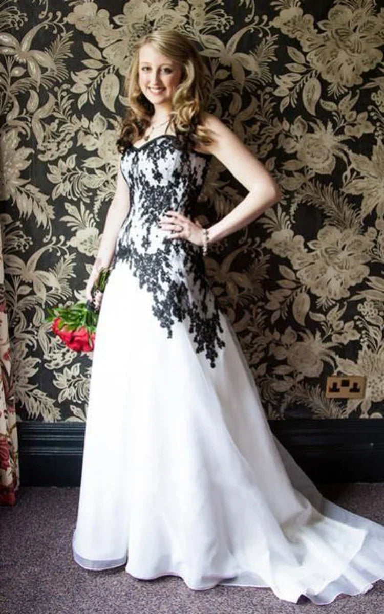 Sexy Garden-Style Tulle Wedding Dress with Spaghetti Straps, Corset Back, and Appliqués