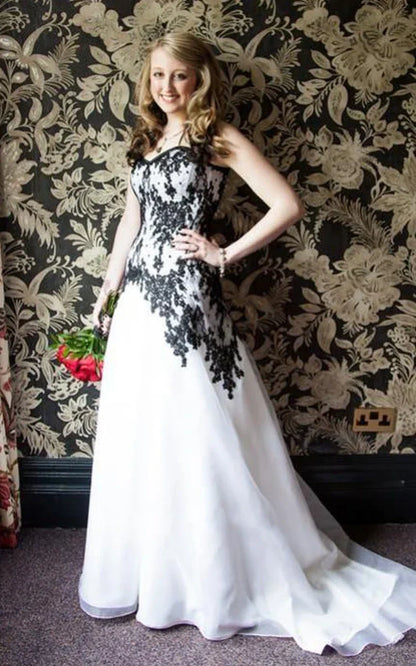 Sexy Garden-Style Tulle Wedding Dress with Spaghetti Straps, Corset Back, and Appliqués