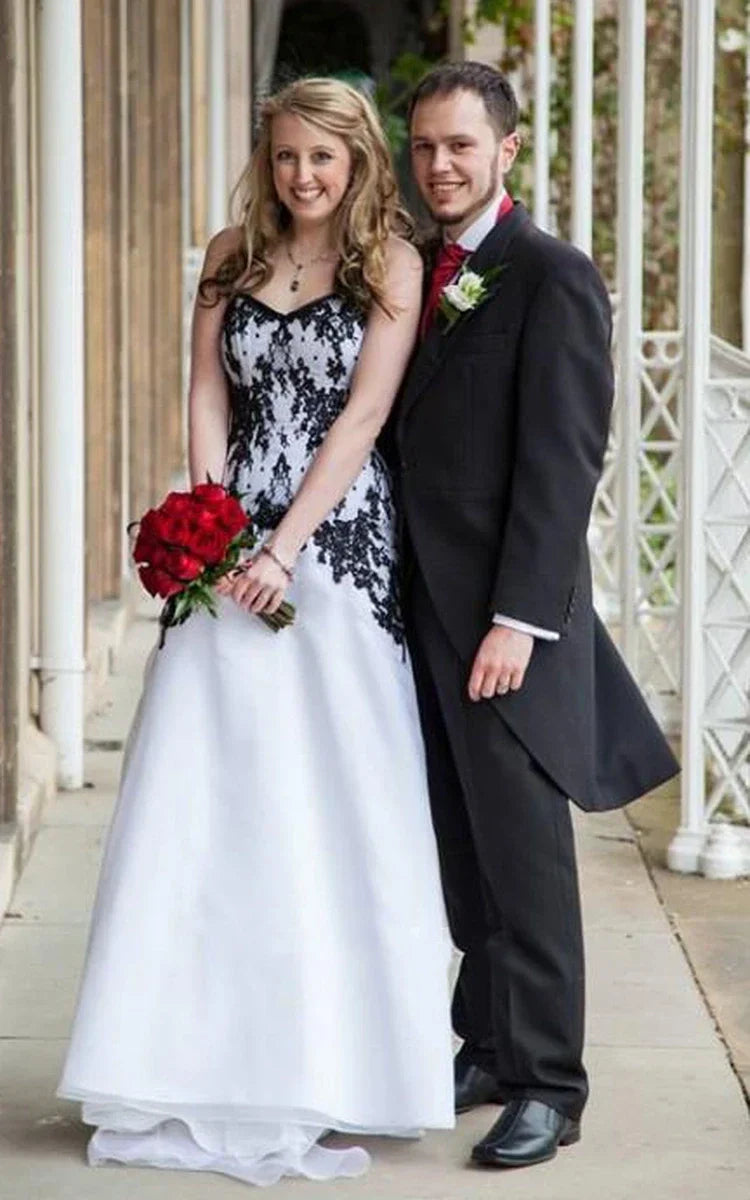 Sexy Garden-Style Tulle Wedding Dress with Spaghetti Straps, Corset Back, and Appliqués